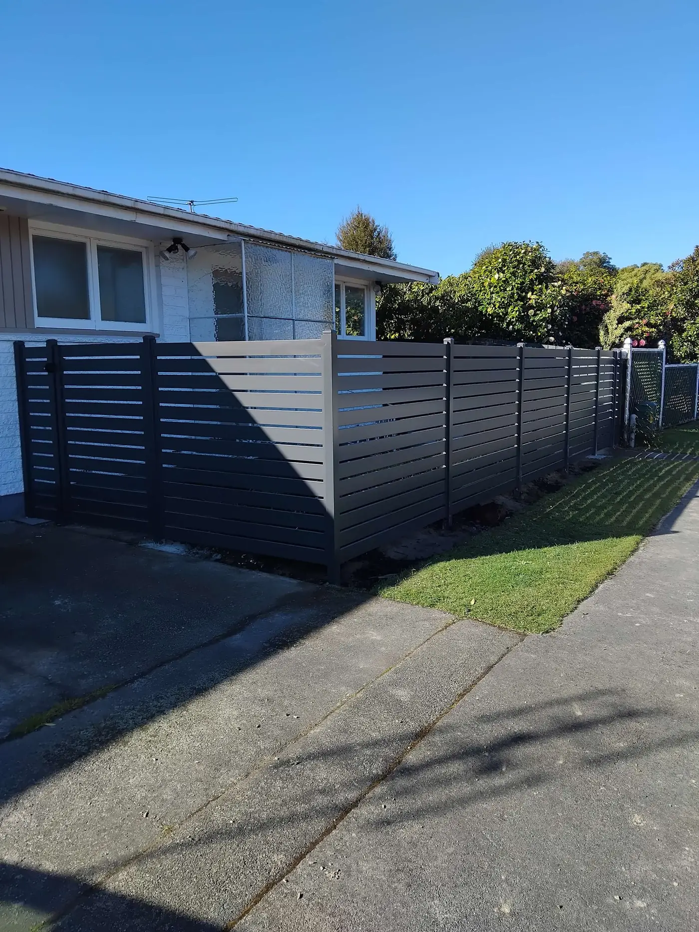 Two-tone aluminium horizontal slat privacy fence, Wigram, Christchurch