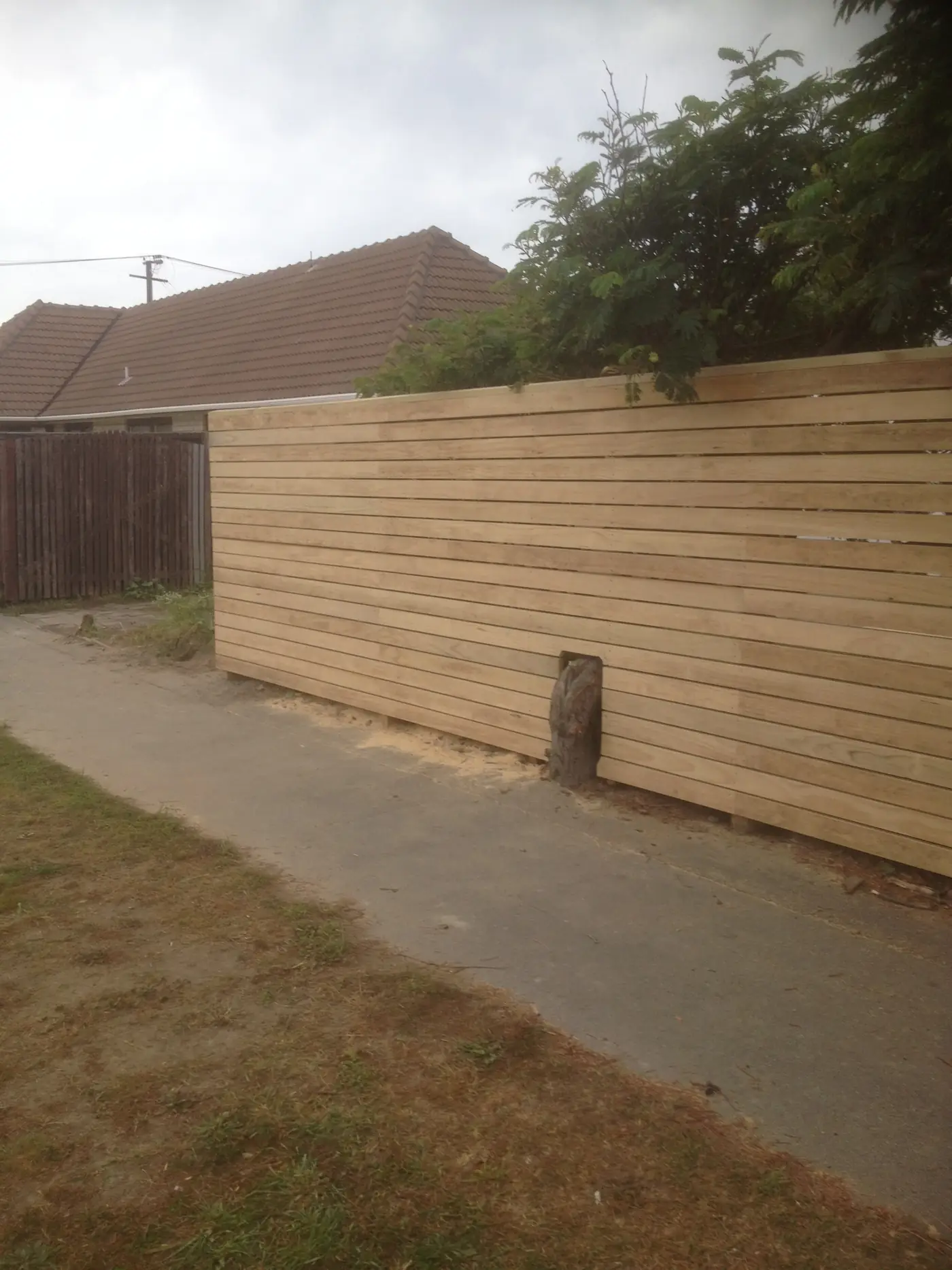Clear pine horizontal slat fence, 90mm by 20mm capped